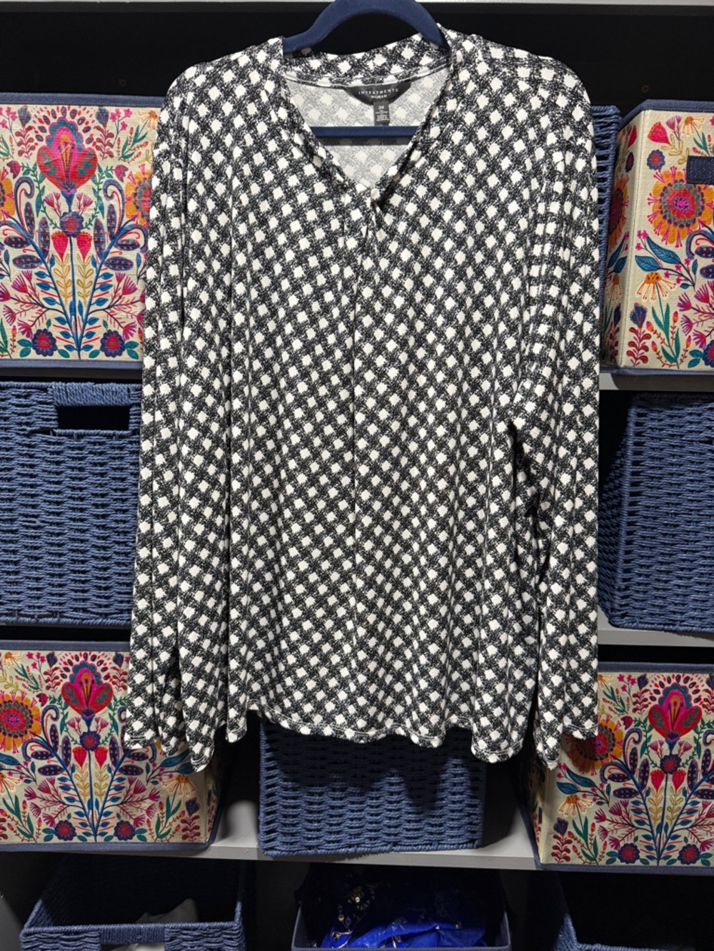 Investments Woman Black and White Patterned Long-Sleeve Top